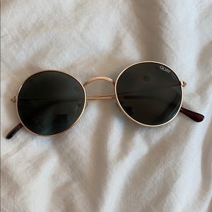 Quay round gold sunglasses